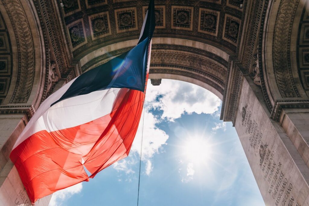 paris flag and arc de triomphe